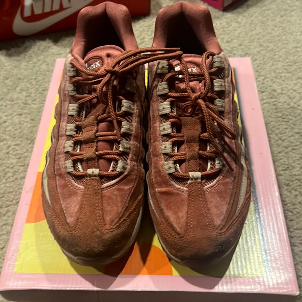 Woman’s size 8 Airmax